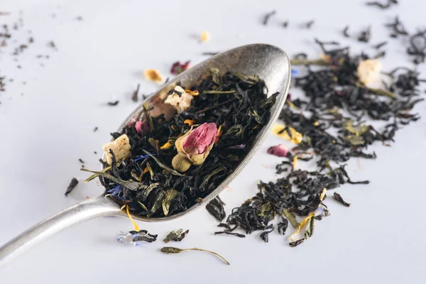 Té de hierbas y cuchara - foto de stock