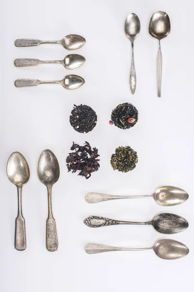 Té de hierbas y cucharas - foto de stock