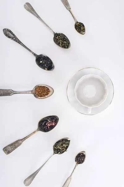 Трав'яний чай і ложки — стокове фото
