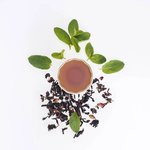 Té en taza y hojas de menta - foto de stock