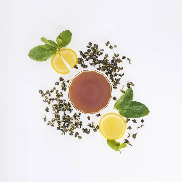 Чай з м'ятою і лимоном — стокове фото