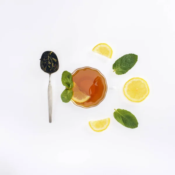 Чай с мятой и лимоном — стоковое фото