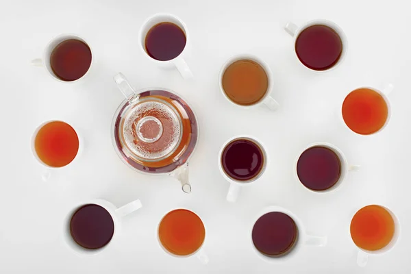 Té de hierbas en tazas y hervidor de agua - foto de stock