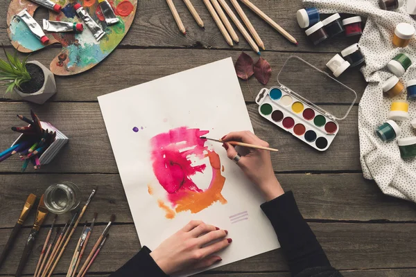Artist drawing with watercolor paints — Stock Photo