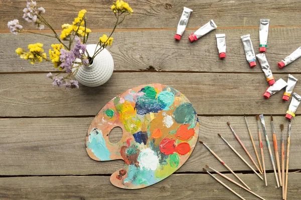 Paleta con tubos de pinturas acrílicas - foto de stock