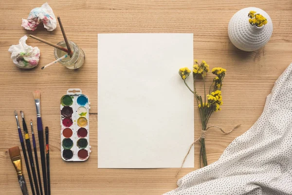 Empty sheet of paper at artist table — Stock Photo