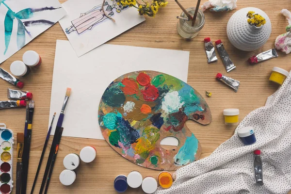 Paleta con pinturas al óleo - foto de stock