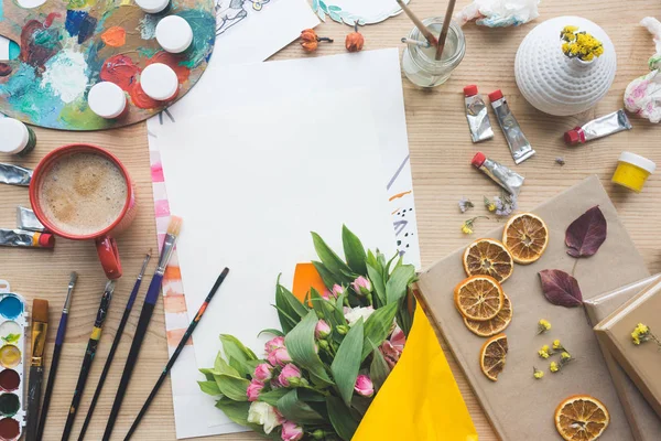 Folha vazia de papel e flores — Fotografia de Stock