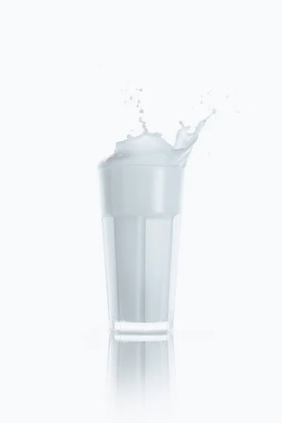 Salpicadura de leche en vaso - foto de stock