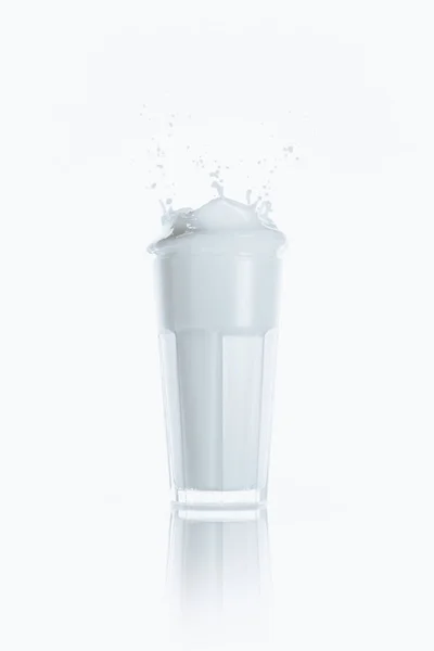 Éclaboussure de lait dans le verre — Photo de stock