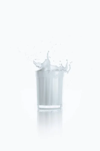 Salpicadura de leche fresca en vaso - foto de stock