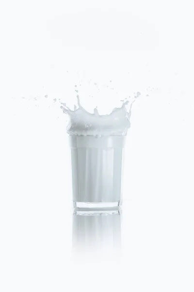 Salpicadura de leche fresca - foto de stock