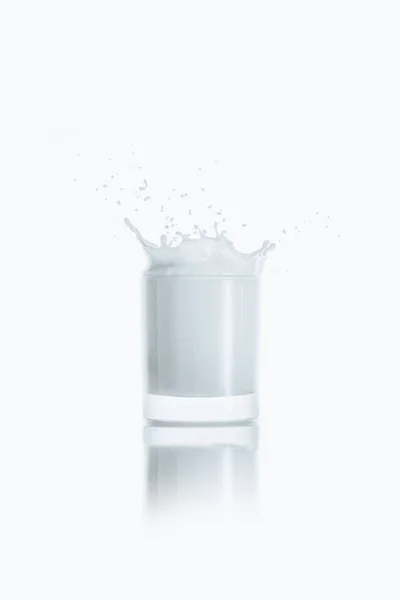 Plein verre de lait — Photo de stock