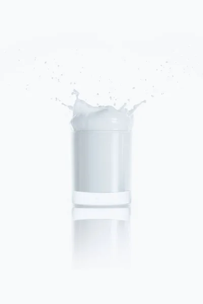 Éclaboussure de lait dans le verre — Photo de stock