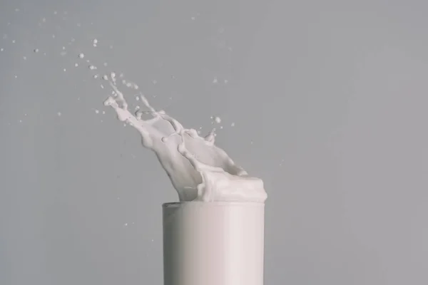 Verre avec éclaboussure de lait — Photo de stock