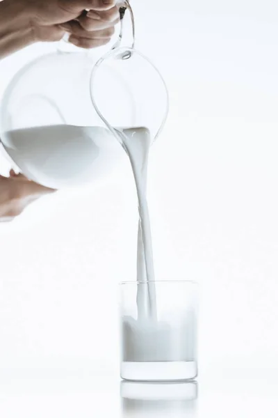 Person gießt Milch — Stockfoto