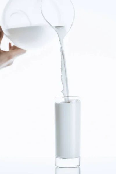Milch aus Milchglas gießen — Stockfoto
