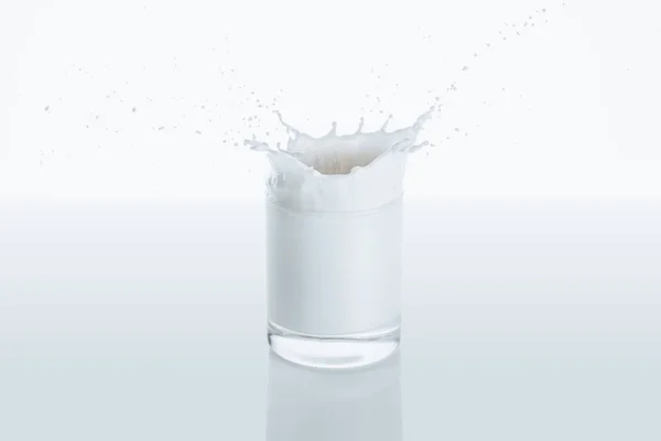 Spritzer Milch im Glas — Stockfoto