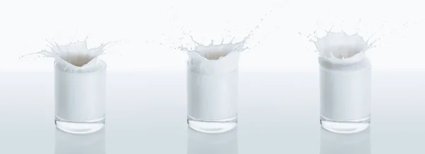 Copos com salpicos de leite — Fotografia de Stock