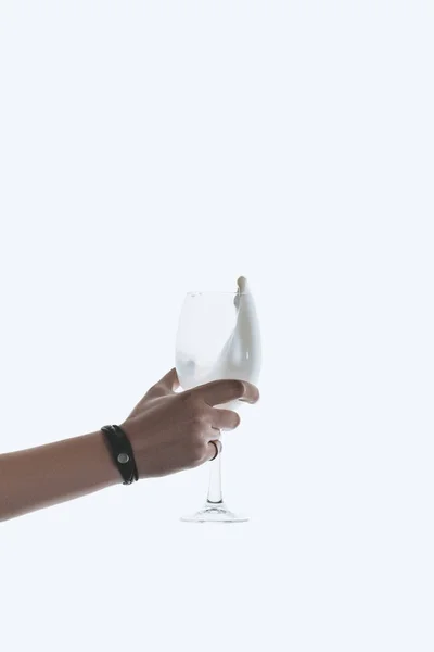 Main tenant verre avec du lait — Photo de stock