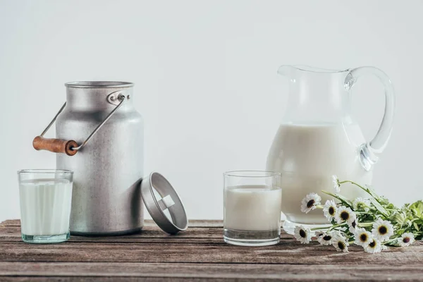 Krüge und zwei Gläser frische Milch — Stockfoto