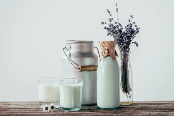 Свежее молоко с цветами — Stock Photo