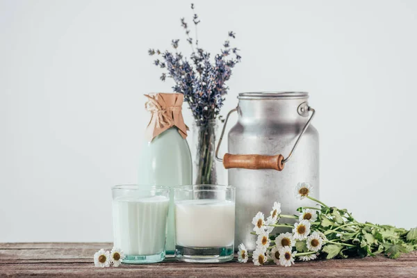 Fresh milk and flowers — Stock Photo