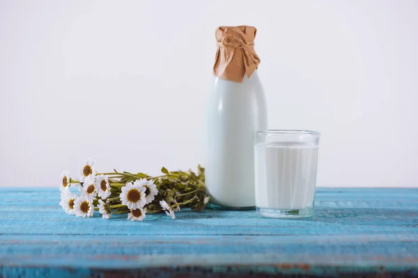 Бутылка и стакан свежего молока — стоковое фото