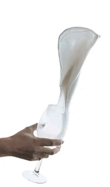 Main tenant verre avec éclaboussure de lait — Photo de stock