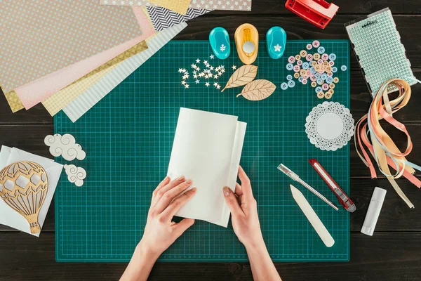 Immagine ritagliata di artista che tiene modello per scrapbooking cartolina fatta a mano — Foto stock