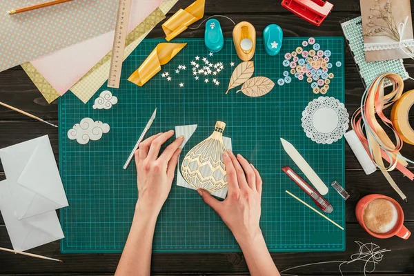 Imagem cortada de mulher fazendo esboço de balão com papel — Fotografia de Stock