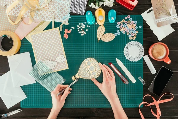 Immagine ritagliata di donna mettendo paillettes su scrapbooking palloncino — Foto stock