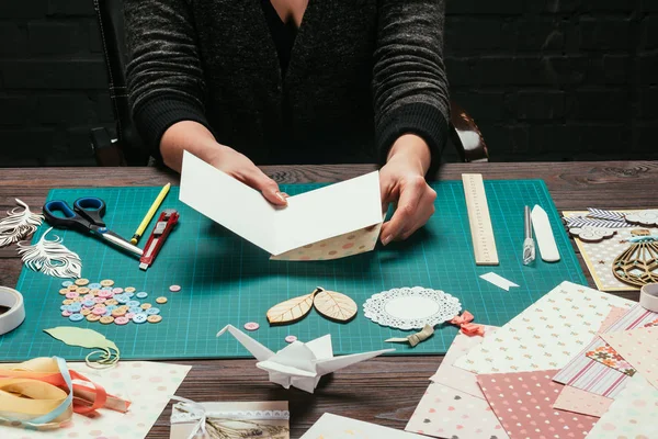 Abgeschnittenes Bild des Designers, der Cover für handgemachte Postkarte für Scrapbooking macht — Stockfoto