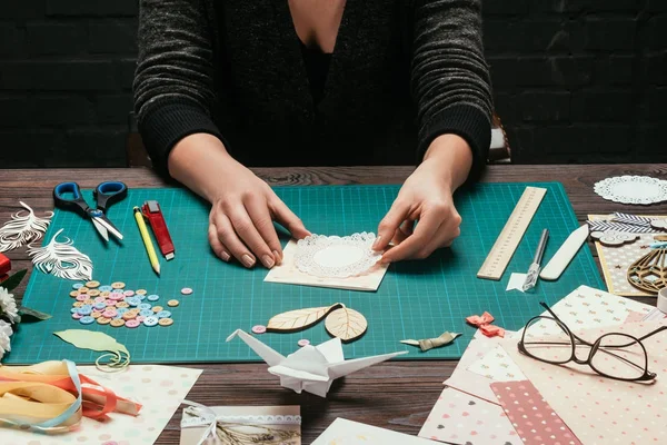 Imagen recortada de la mujer haciendo scrapbooking postal hecha a mano - foto de stock