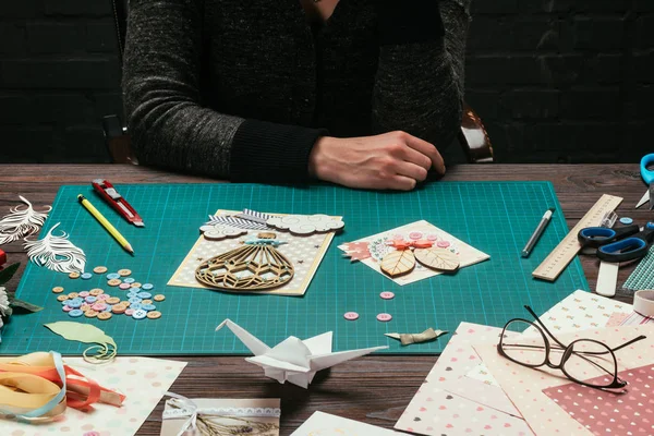 Immagine ritagliata di scrapbooking designer seduto al tavolo di lavoro — Foto stock