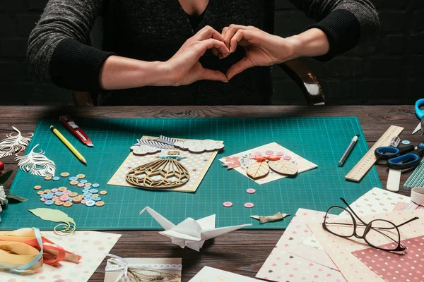 Ausschnittbild einer Frau, die Herz mit Händen zeigt — Stockfoto