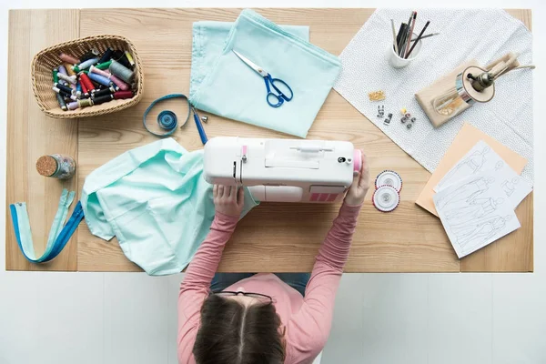 Vista superior da mulher costureira no local de trabalho com máquina de costura — Fotografia de Stock