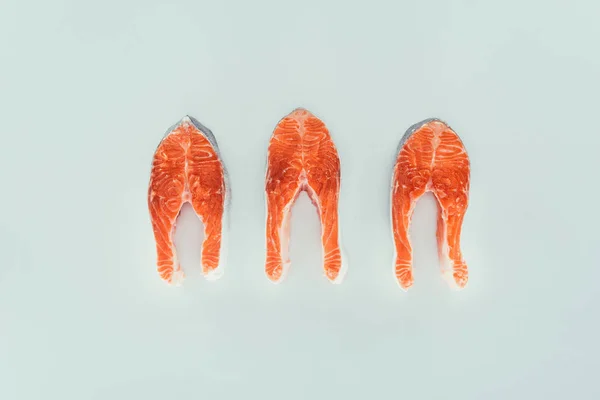 Вид крупним планом на здорові органічні скибочки лосося ізольовані на сірому — стокове фото