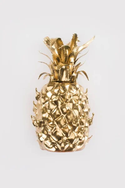 Крупним планом золотий ананас ізольований на сірому — стокове фото