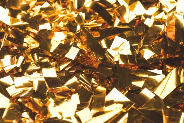 Vue rapprochée de l'étincelle confettis dorés — Photo de stock