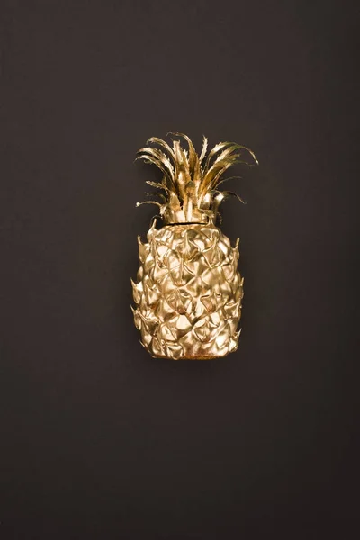 Nahaufnahme der goldenen Ananas isoliert auf schwarz — Stockfoto