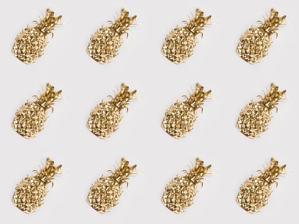 Повна рамка облаштованих золотих ананасів ізольовані на сірому — стокове фото
