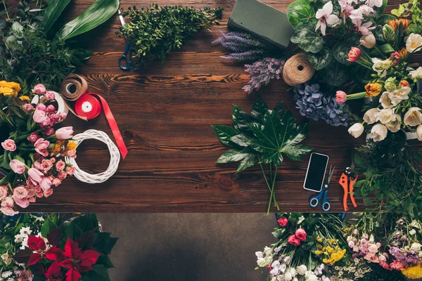 Vista superior de diferentes plantas para la decoración en mesa de madera - foto de stock