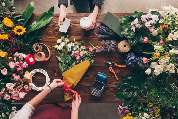 Abgeschnittenes Bild des Blumenhändlers, der Blumenstrauß für Kunden herstellt — Stockfoto