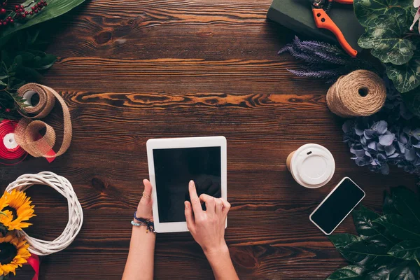 Image recadrée de fleuriste femelle en utilisant une tablette à la boutique de fleurs — Photo de stock