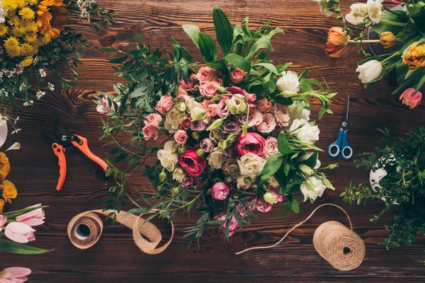 Vista dall'alto di bouquet di rose rosa e bianche sul tavolo fiorista — Foto stock