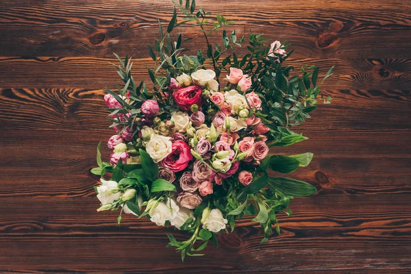 Top view of bouquet of pink and white roses on wooden table — Stock Photo