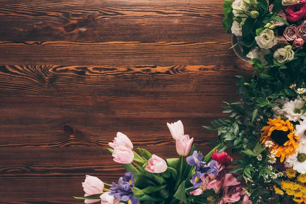 Vista superior de tulipanes y rosas en la mesa en la florería - foto de stock