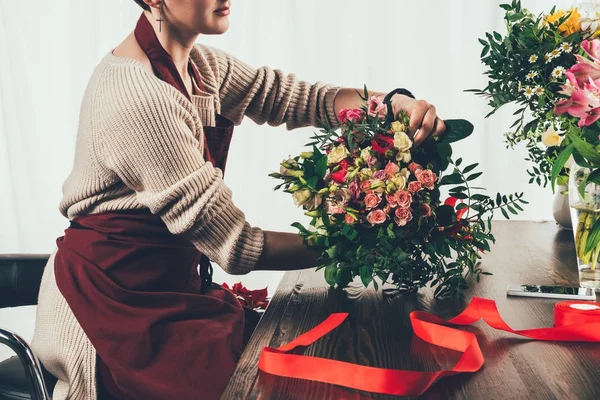 Immagine ritagliata di fiorista fare bouquet in negozio di fiori — Foto stock