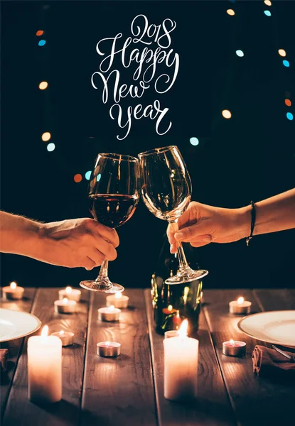 Un par de vasos tintineo con vino - foto de stock